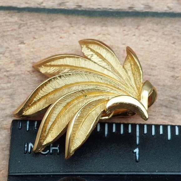 Vintage Crown Trifari Large Clip Earrings Brushed Gold Tone Leaves Feathers - Picture 7 of 7